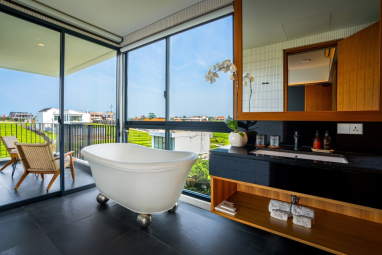 Executive Suite with Bathtub